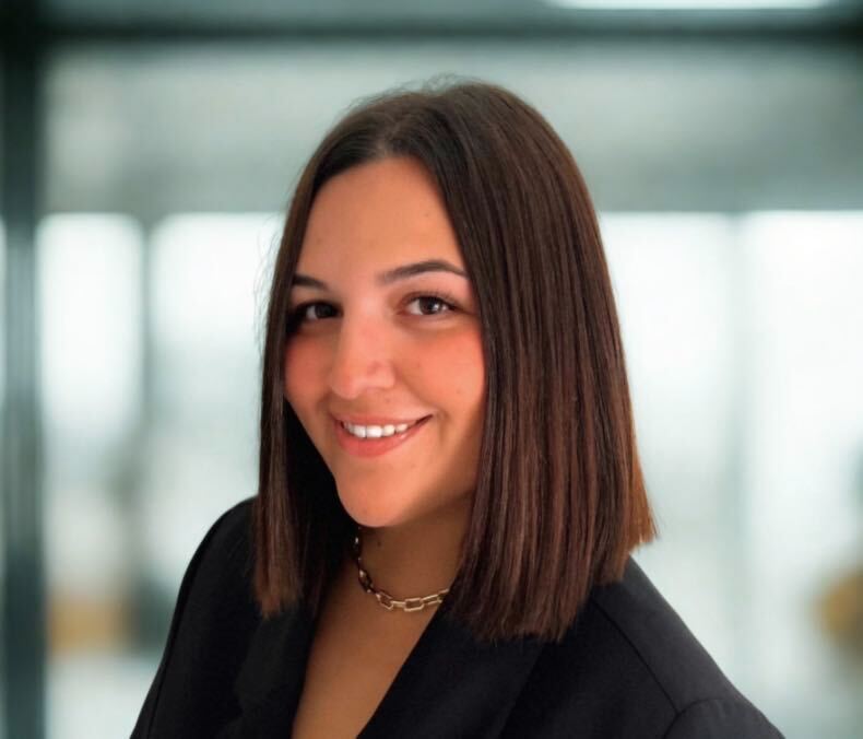 Nicoles Headshot (1)